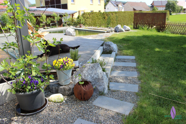 Begrenzung Treppe mit Findlingen