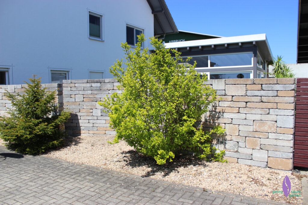 BiMuro Mauer gelb-grau schattiert mit Gehölzen