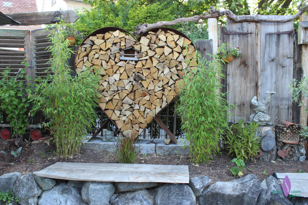 Holzlager mit Herz