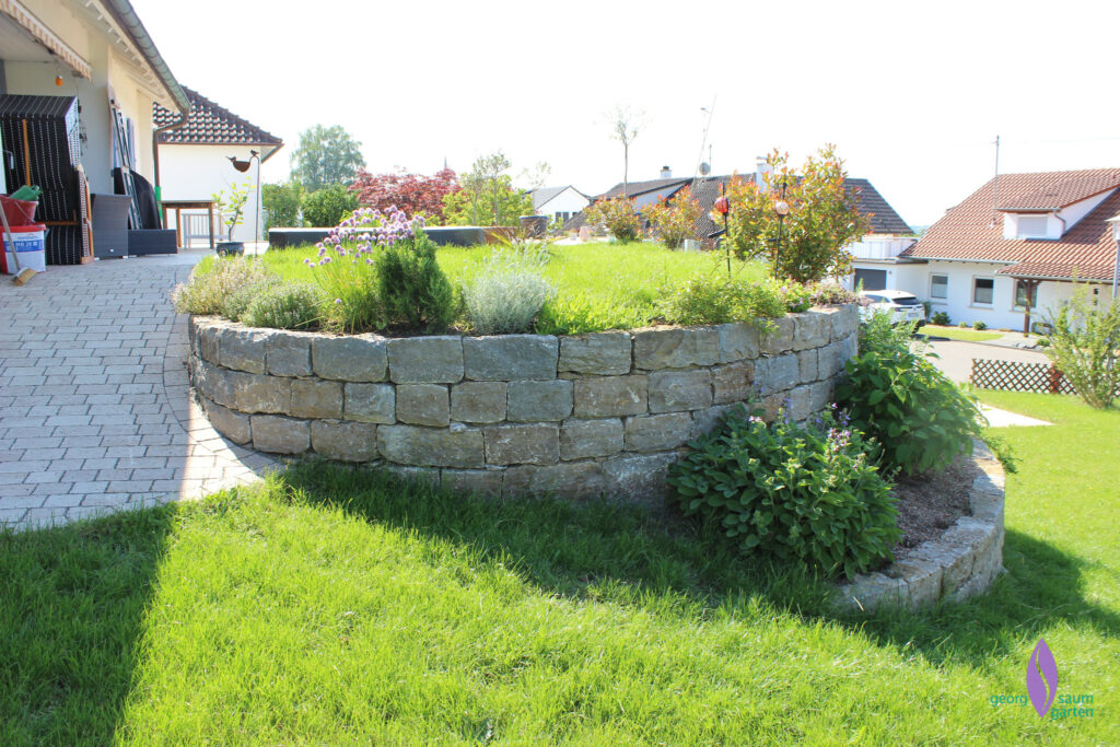 Mauer höhenmäßig auslaufend