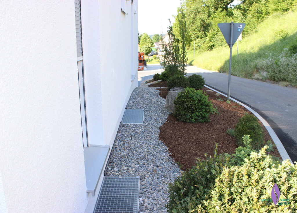 Pflanzstreifen zwischen Haus und Straße