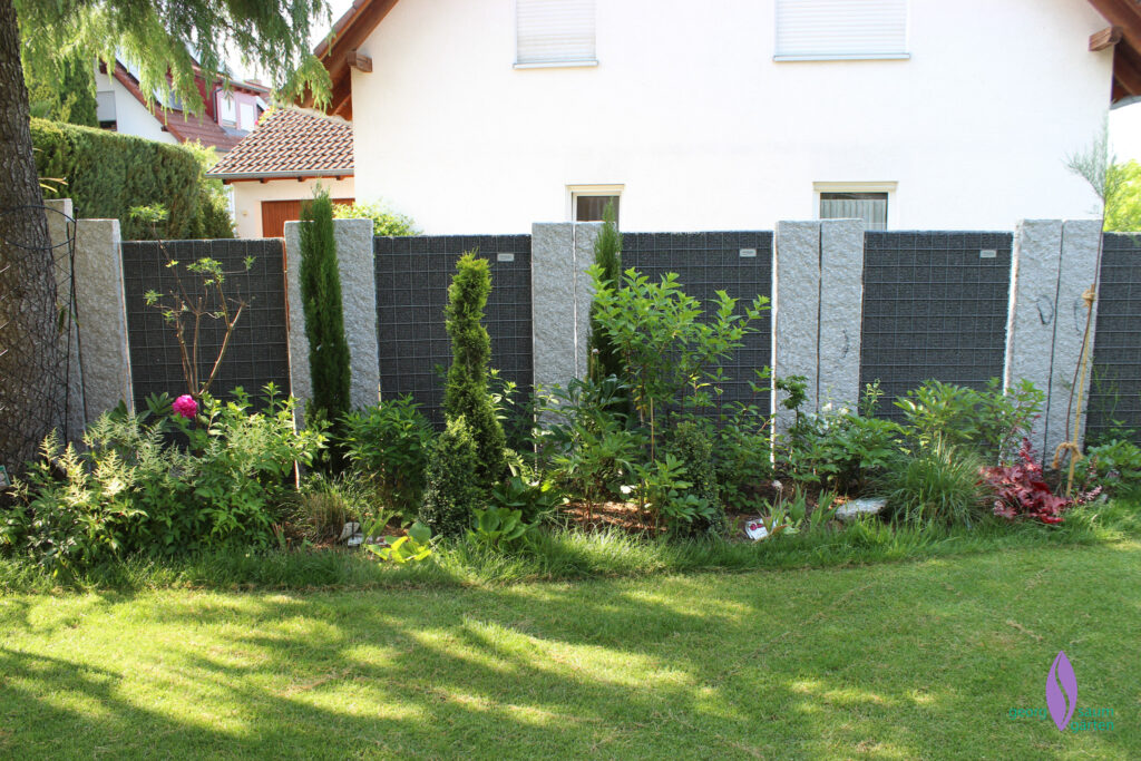Splittgabionen mit Granitstelen als Sichtschutz