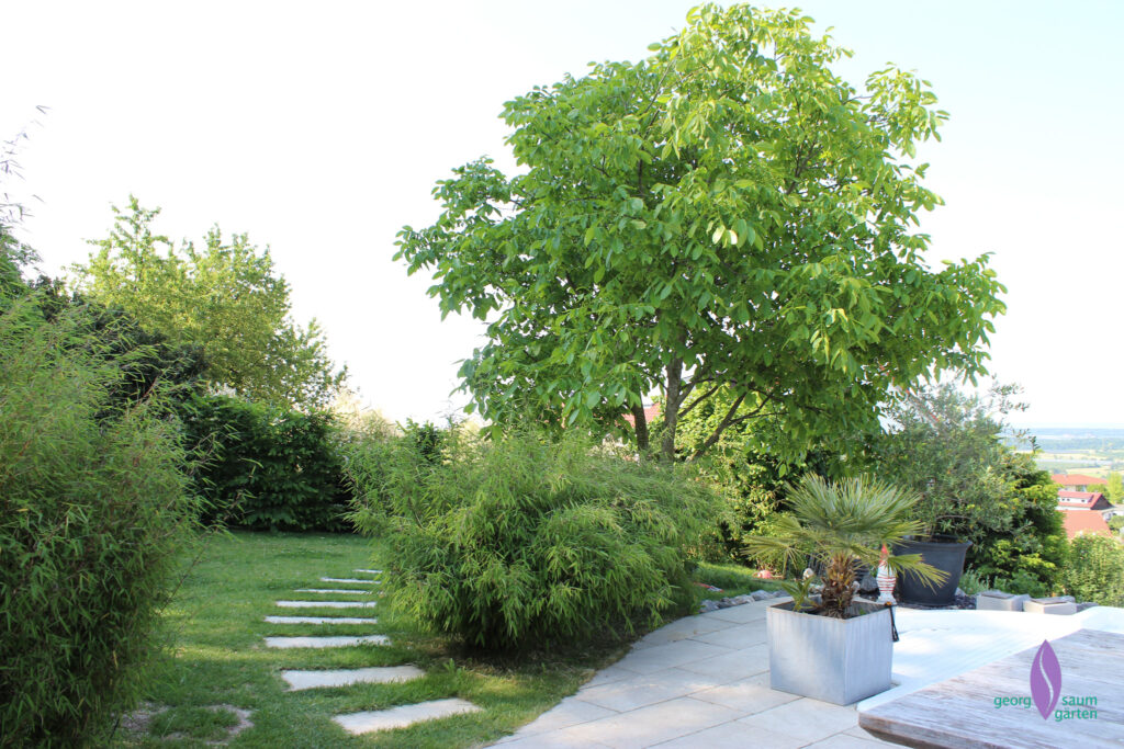 Trittplattenweg zur abgerundeten Poolterrasse