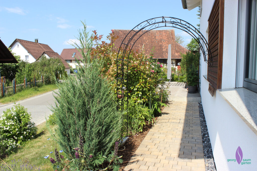 Weg mit Tritt nach oben auf die Terrasse