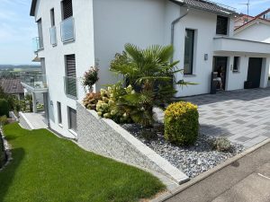 Hangabsicherung mit Eingangs-und Stellplatzgestaltung