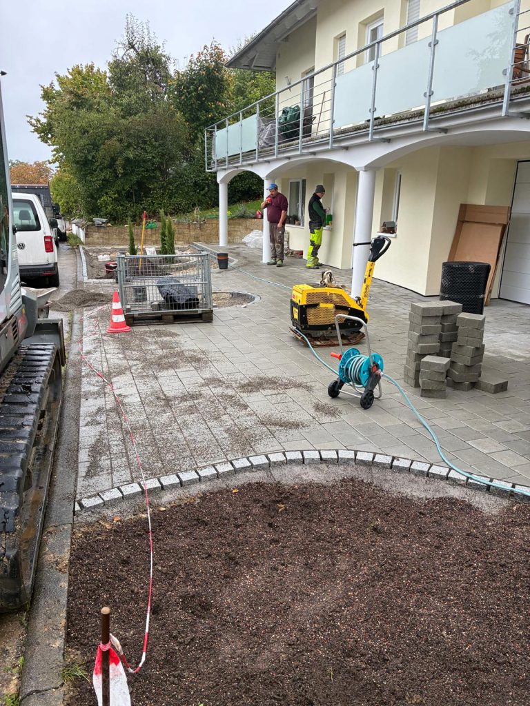 Hauseingang und Garagenzufahrtgestaltung