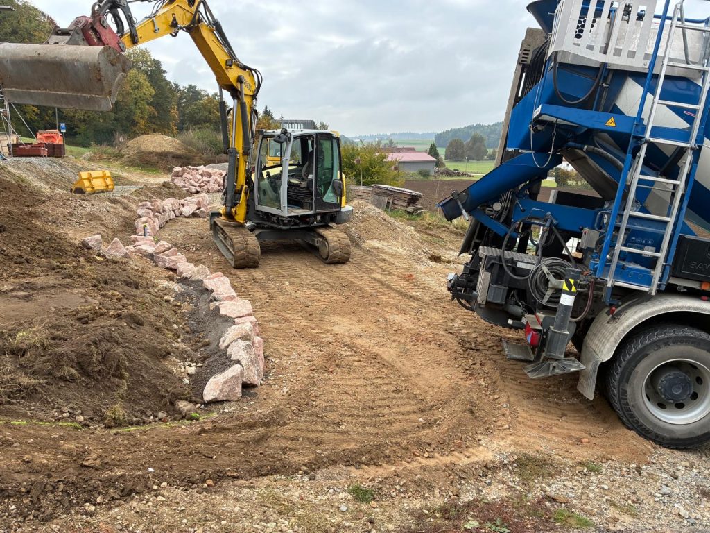 Hofzufahrt mit Stuetzmauer