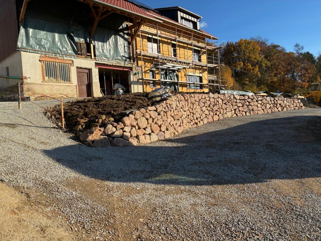 Hofzufahrt mit Stuetzmauer