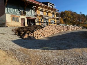 Hofzufahrt mit Stuetzmauer