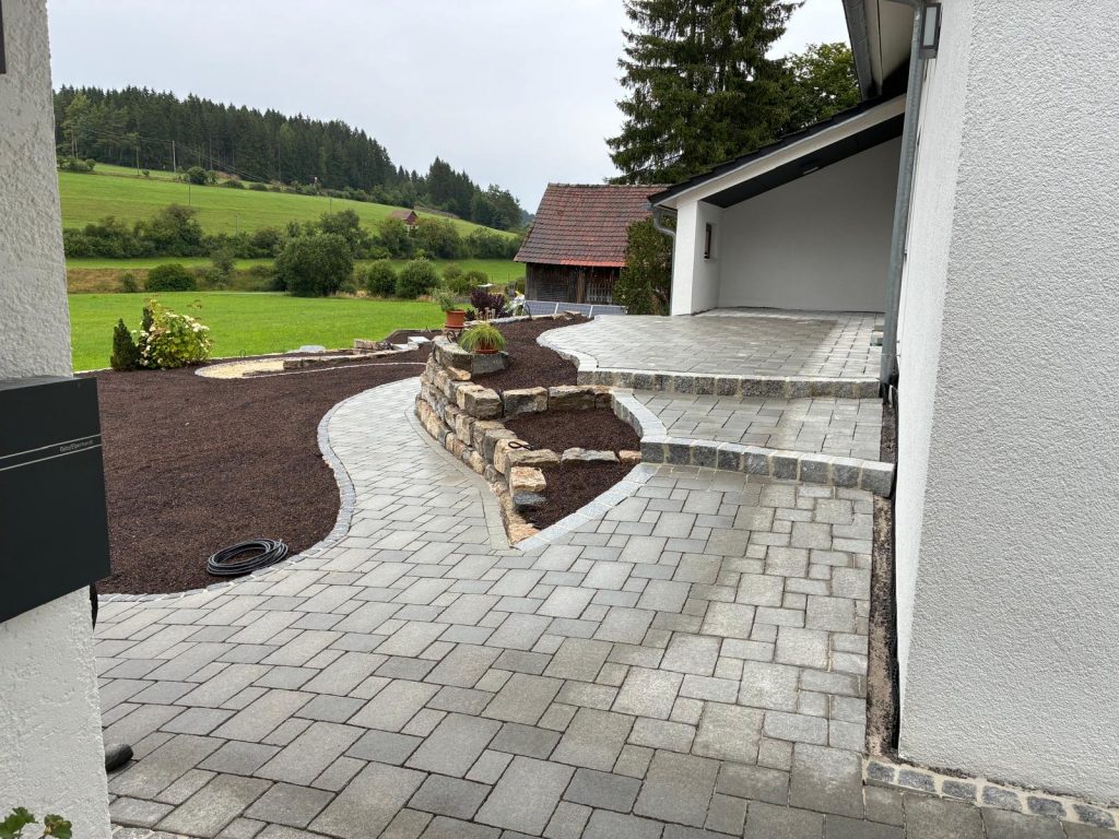 Neuerstellung Gartenanlage mit Senkgarten und Sitzplatz